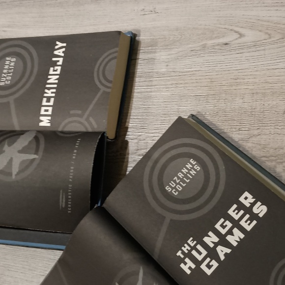 Suzanne Collins book bundle Mockingjay and The hunger games - Picture 8 of 9